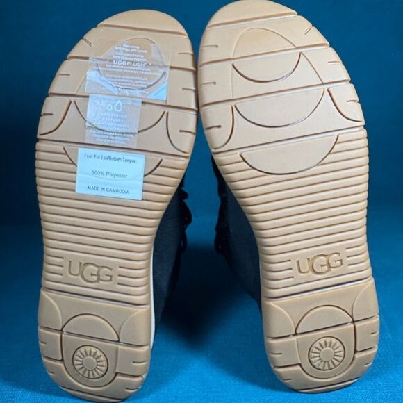 Size 9.5 - Women’s UGG Lace Up black boots - Picture 7 of 8